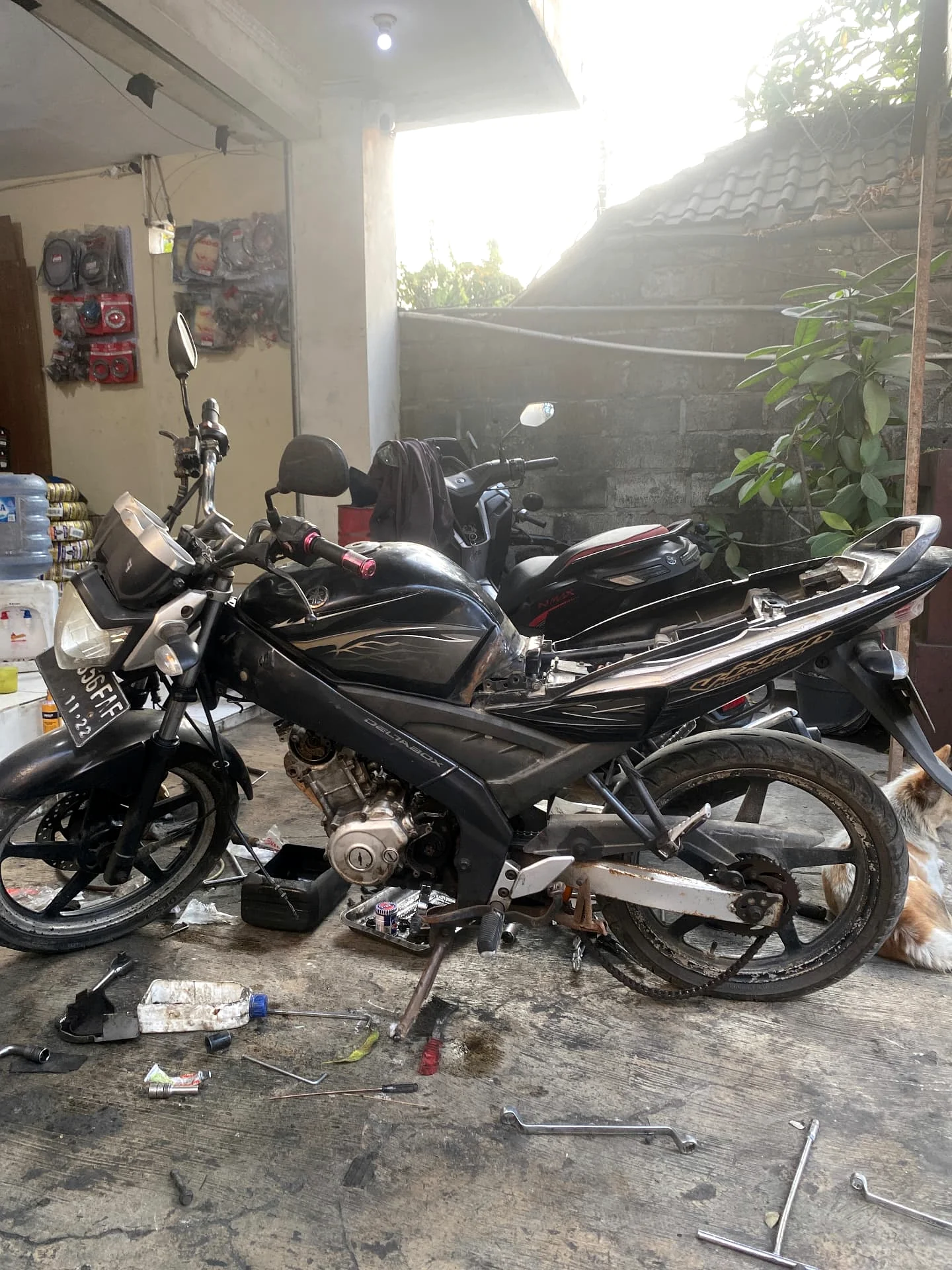 Motor sedang diservis di Bengkel Paisano Motor