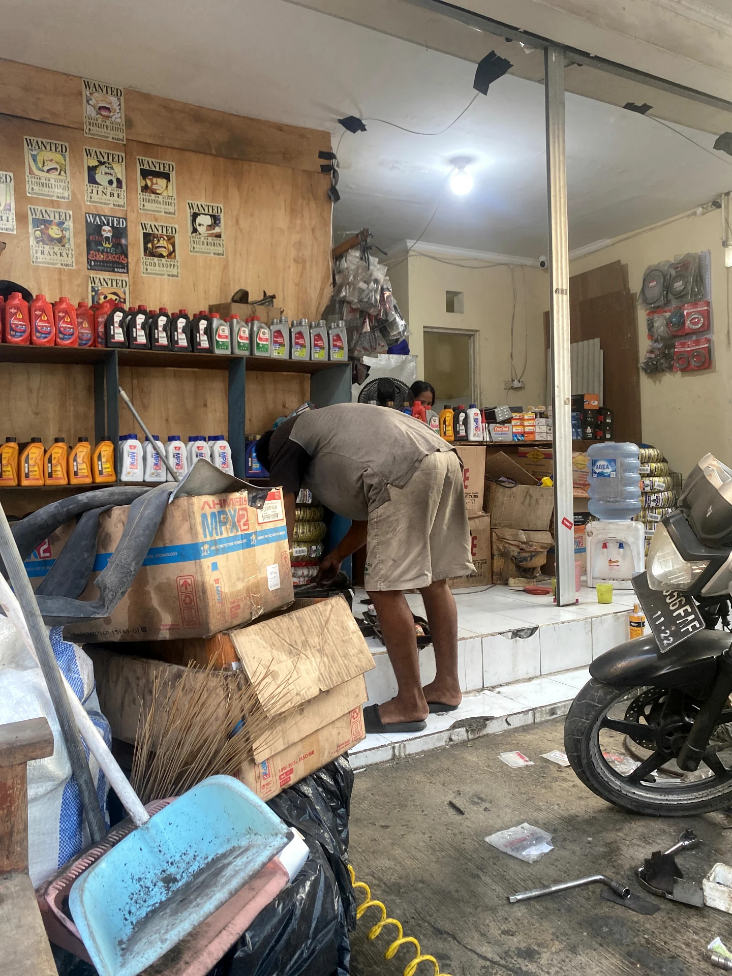 Oli dan perlengkapan di Bengkel Paisano Motor