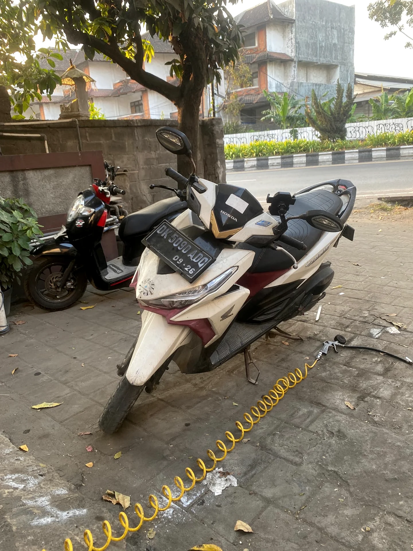 Skuter di depan Bengkel Paisano Motor